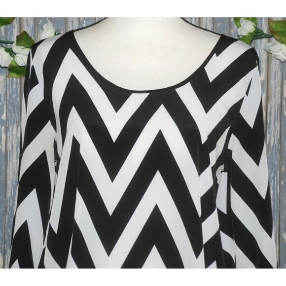 Studio Y Ladies Blouse M Black & White Chevron Open Back HI-Low Long Sleeve - Picture 2 of 8